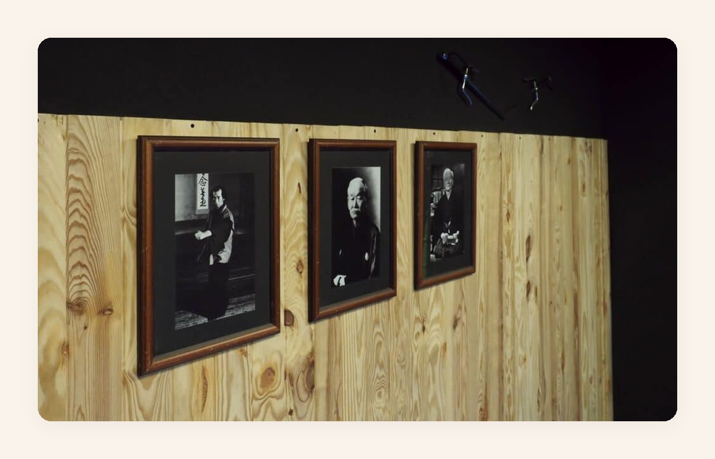 Kamiza del dojo de Karate Adasal en Tomares, con los retratos de los maestros sobre la pared de madera