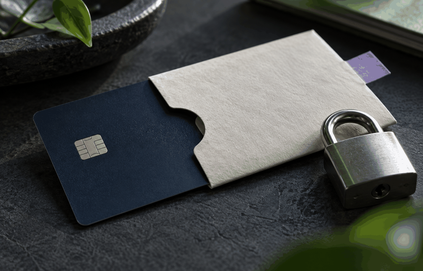 Tarjeta anónima protegida por una funda junto a un candado