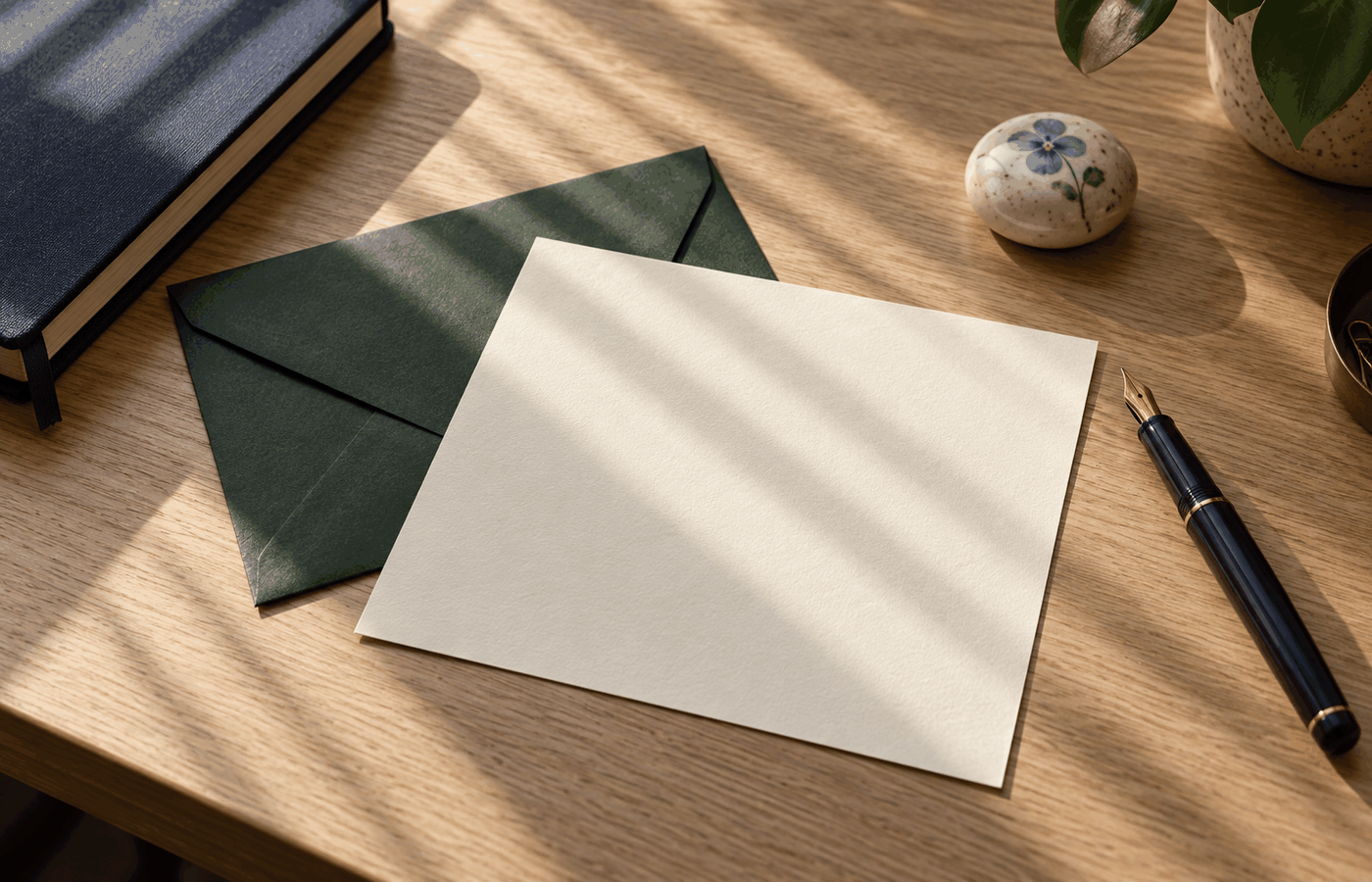 Fotografía conceptual de una carta sin texto con un bolígrafo y un sobre