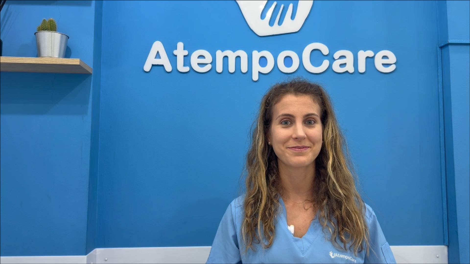 Ana ante el rótulo de AtempoCare, en la portada de su testimonio
