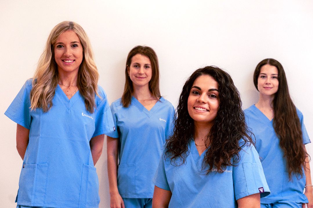 Equipo de AtempoCare con el uniforme azul del centro de fisioterapia
