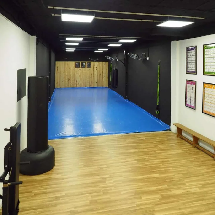 Vista general de la sala de Karate Adasal, con el tatami, el saco y los paneles de entrenamiento