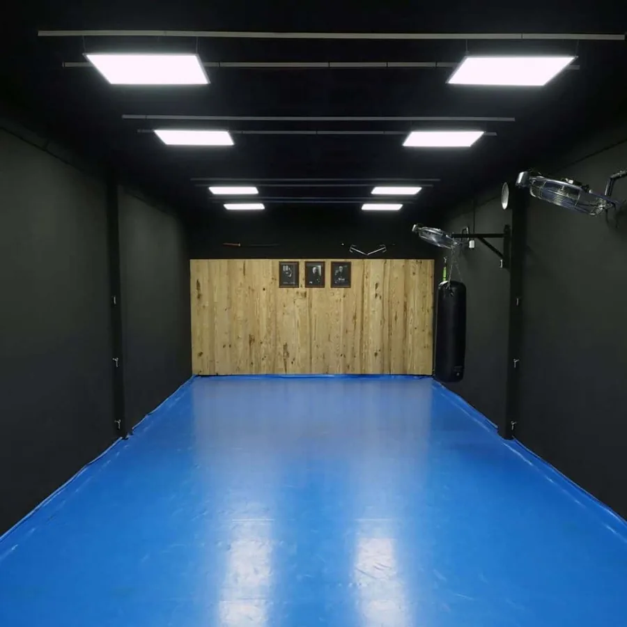 Tatami del dojo de Karate Adasal, con la pared de madera de la kamiza al fondo